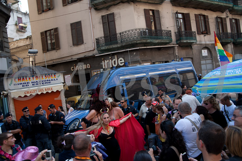 poliziotti spettatori