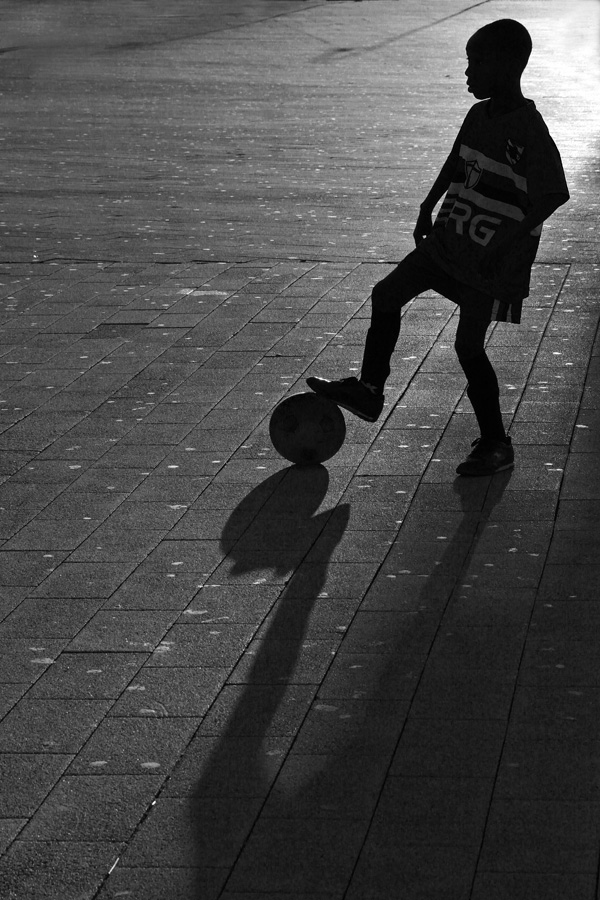 Quando alla tramonto si allungano le ombre � l'ora l'ultimo gioco