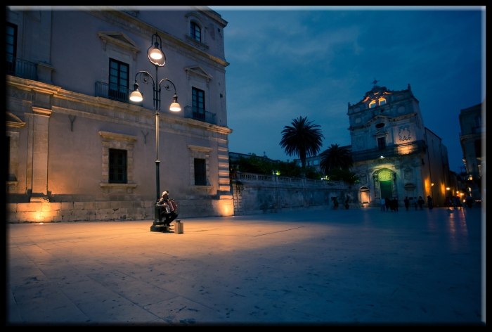 Suonatore al chiaro di luce