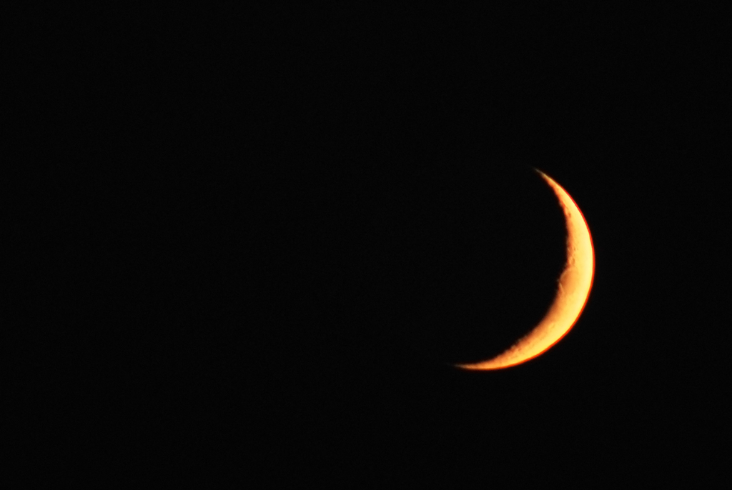 Se guardi in alto c'� ancora la luna...