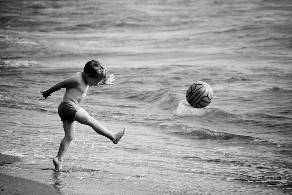 tirare calci ad un pallone!!!!