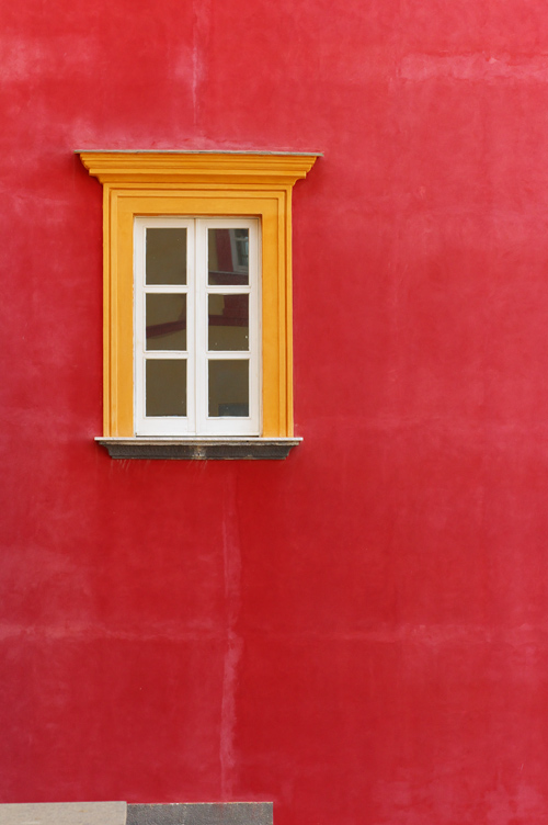 Finestra gialla in campo rosso