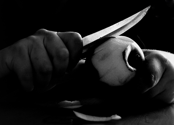 Quando mi hai lasciato,ho fatto annusare ad un cane il mio ventre.Si riempia le narici e vada in cerca di te.Spero che ti ritrovi e che ti strappi i testicoli e che mozzi il tuo pene o almeno che mi porti una tua calza tra i denti