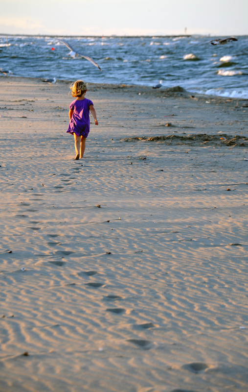 La bambina col vestito viola