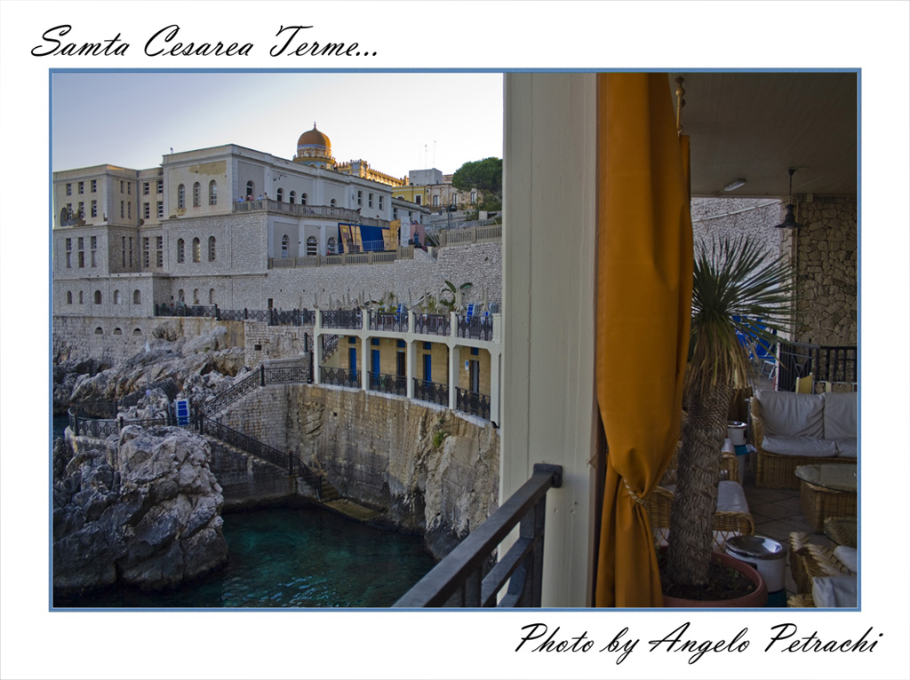 Sul terrazzo, tra l'interno di un bar e il mare