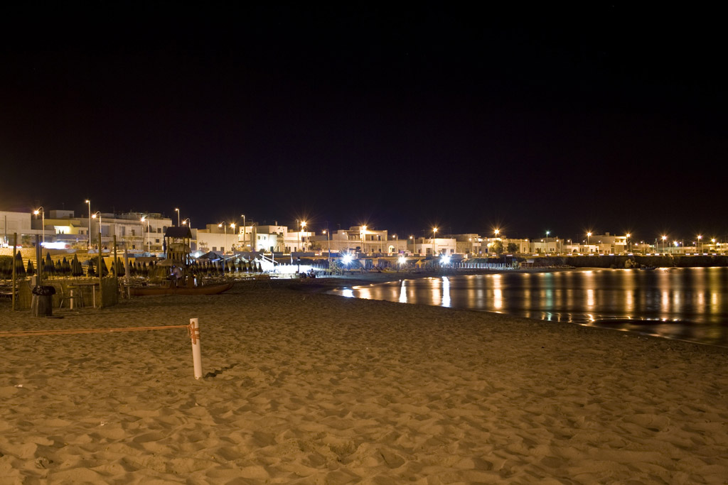 La spiaggia della mia infanzia vista di notte.