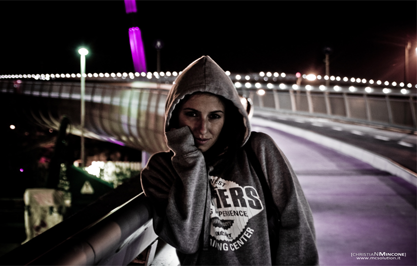 Roberta sul ponte del mare