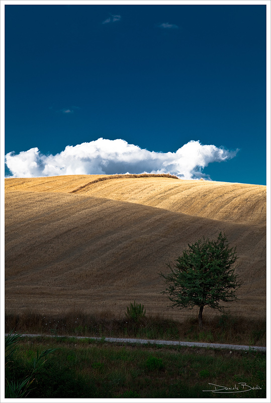 colline, ombre e nuvole