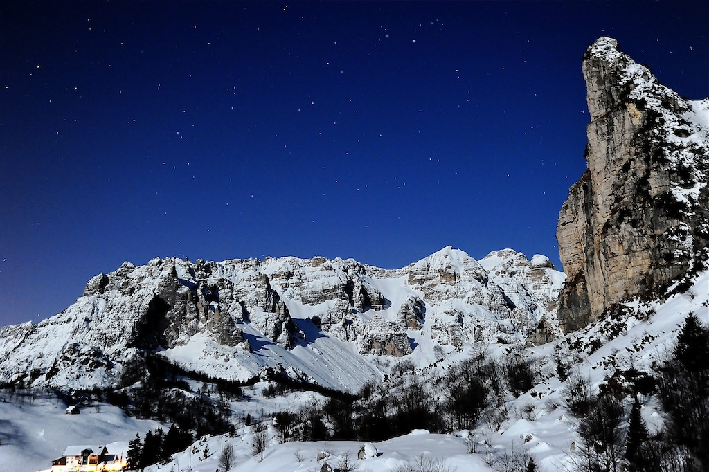 Piccole dolomiti in notturna.