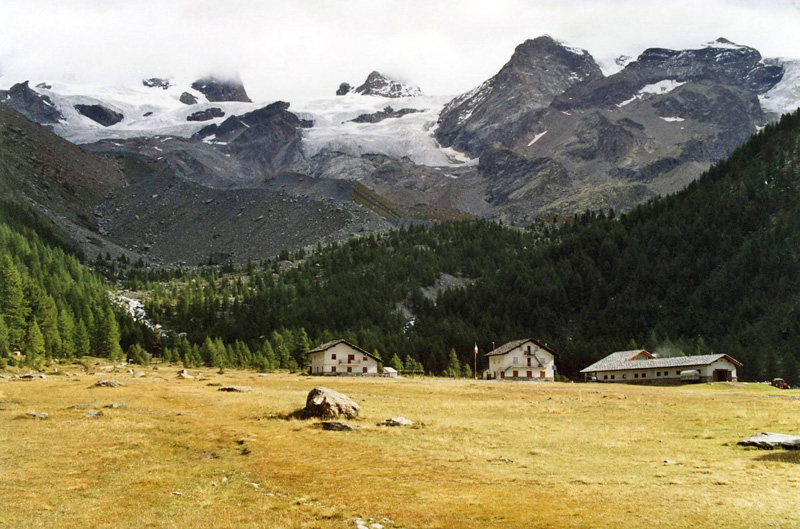 (4) veduta dal lago Bleu verso il monte Rosa. Val d'Ayas (Valle d'Aosta)