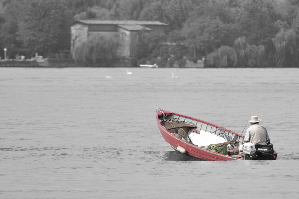Barca rossa sul lago d'Iseo