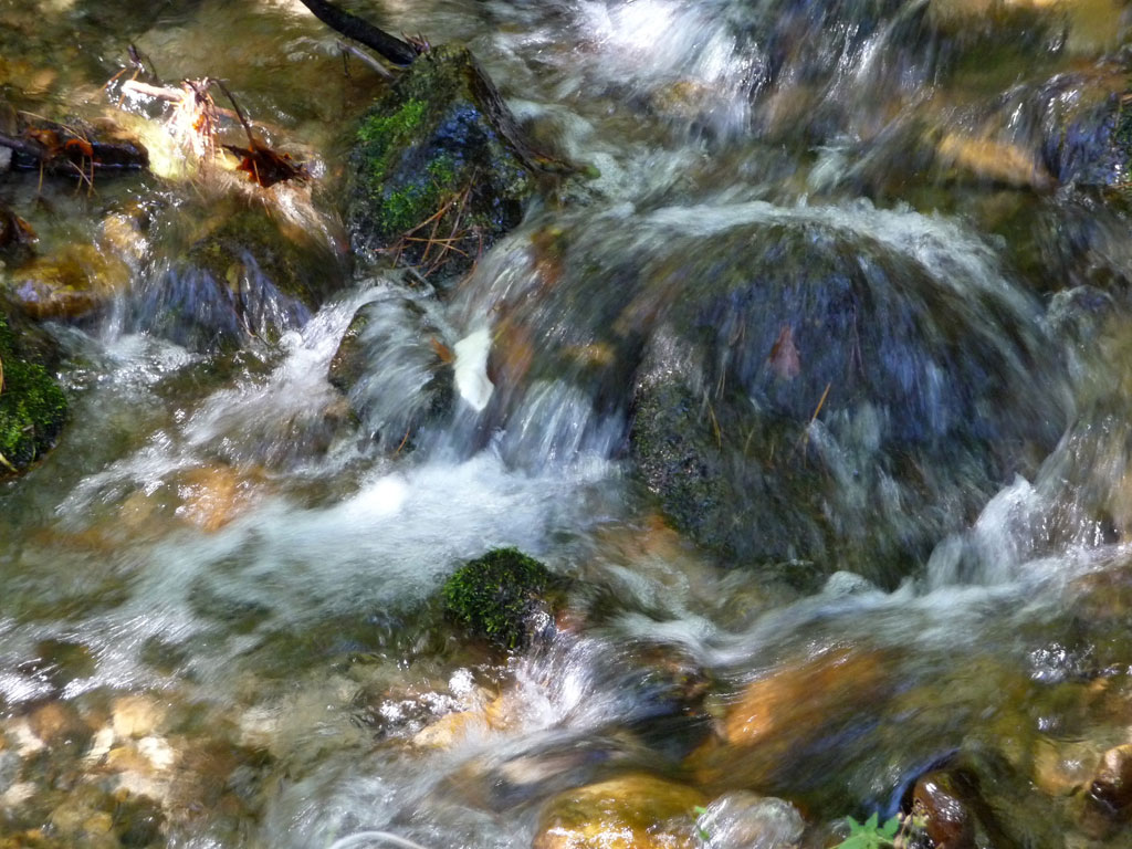 Il ruscello " dipinto "