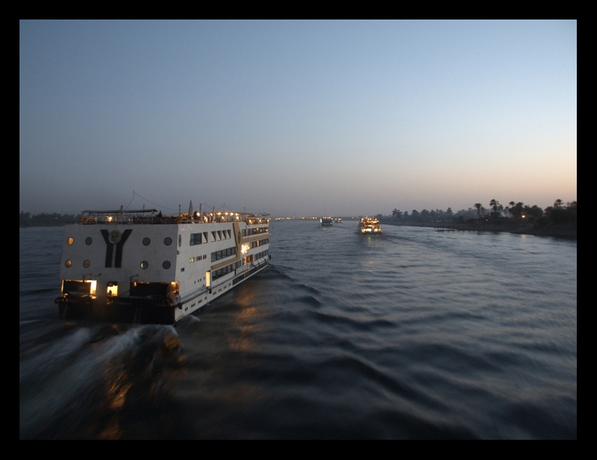 La nave scivola lentamente sul grande Nilo