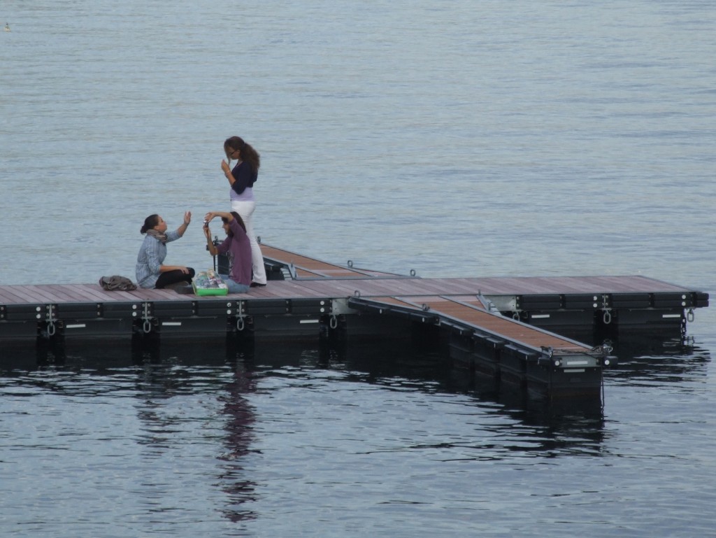 tre ragazze in ....croce