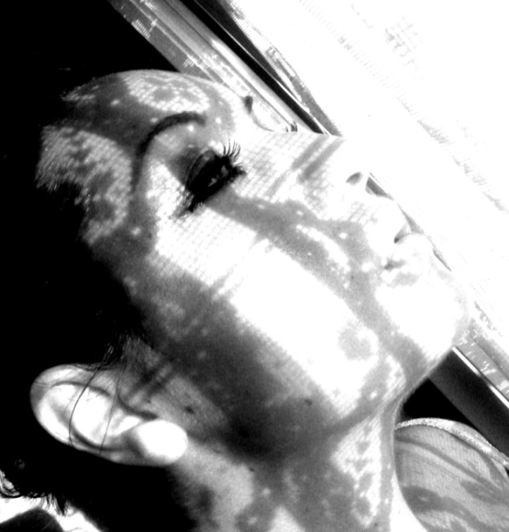 dietro la finestra b/n