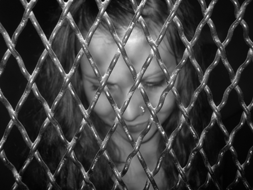Ragazza in gabbia