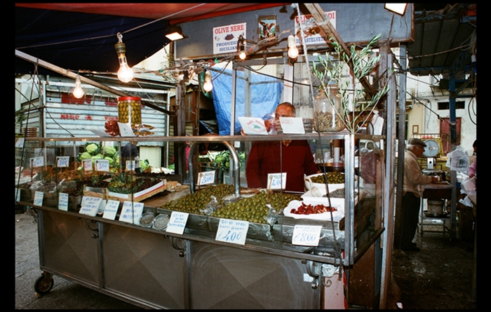 Olivaro al mercato "Ballar�" a Palermo