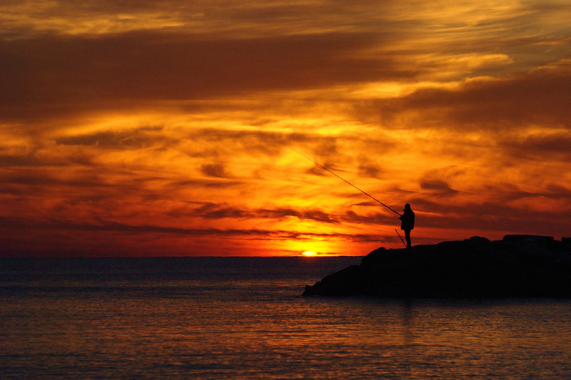 Sirolo, alba con pescatore