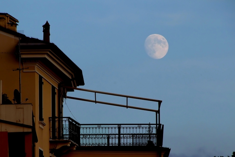 Affacciati al balcone
