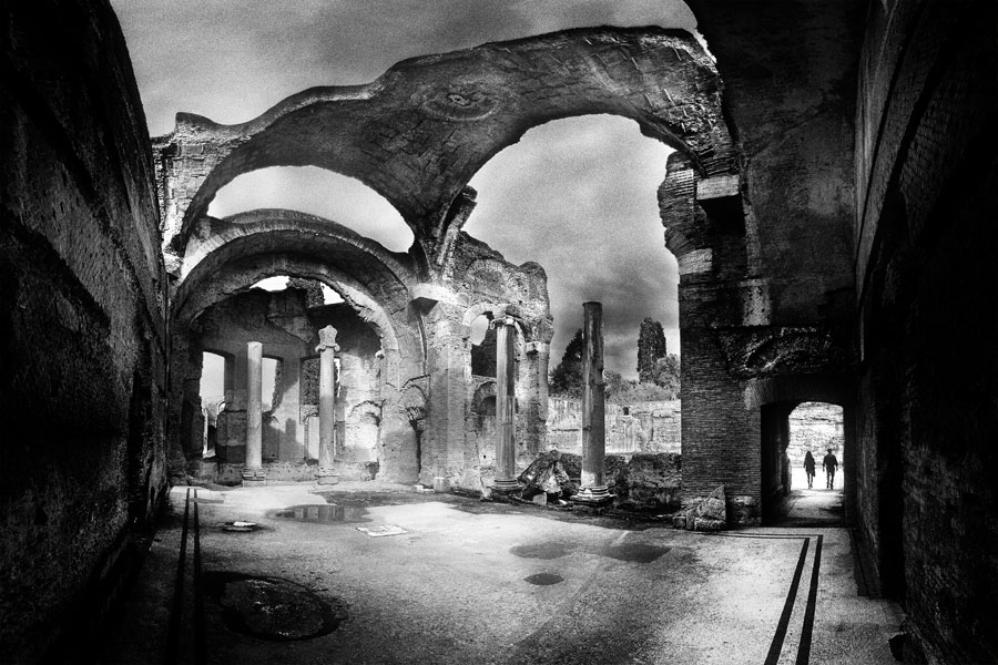 Tra i ruderi della villa.