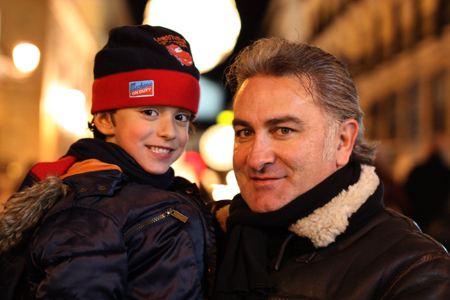 Pedro e Juan al bagliore delle luci natalizie...