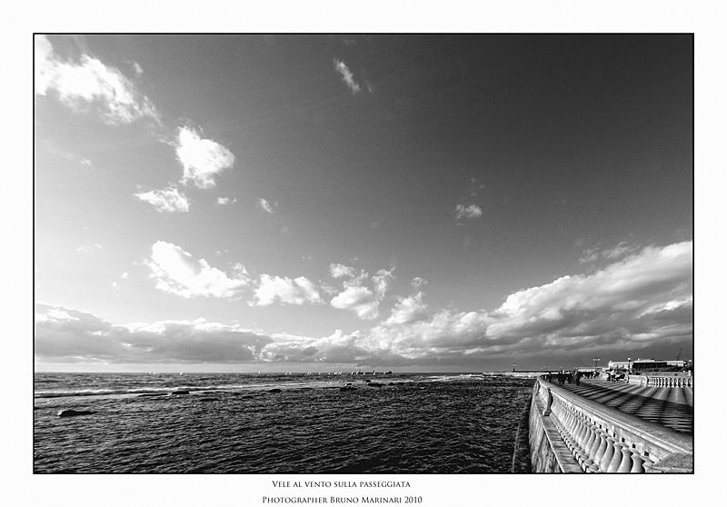 Vele al vento sulla passeggiata