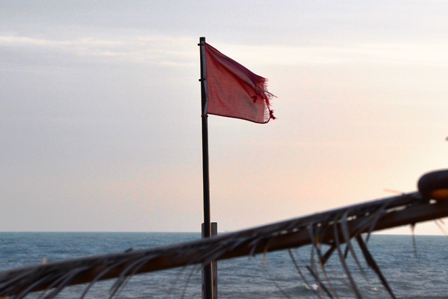 bandiera rossa al tramonto