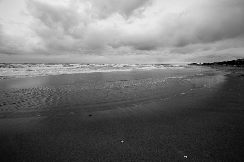 passeggiata invernale in riva al mare