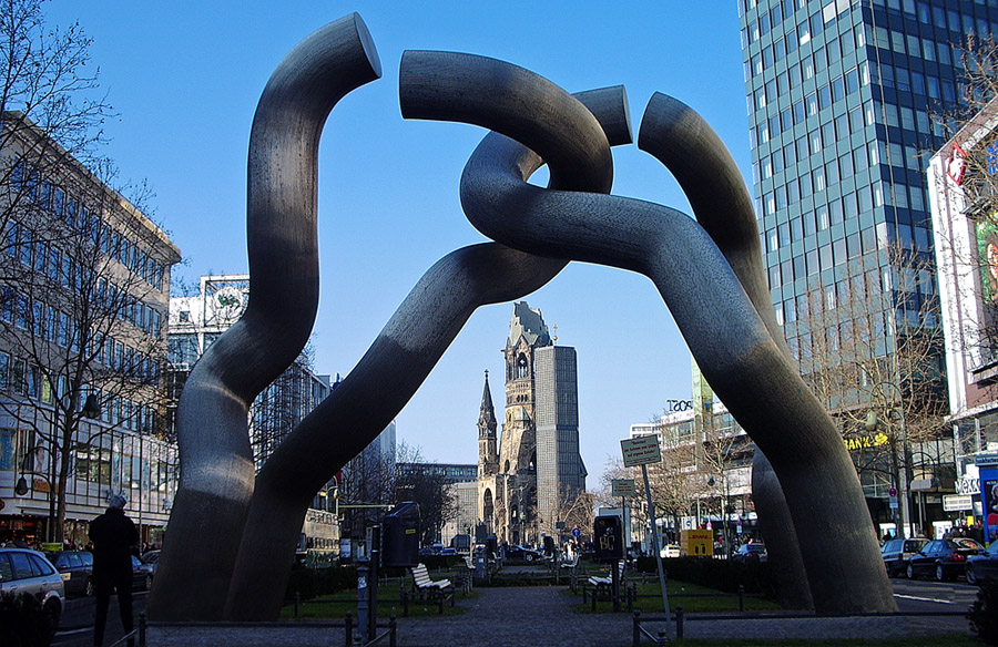 Berlino, chiesa Kaiser-Wilhelm-Gedachtniskirche e catene spezzate in Tauentzienstrasse