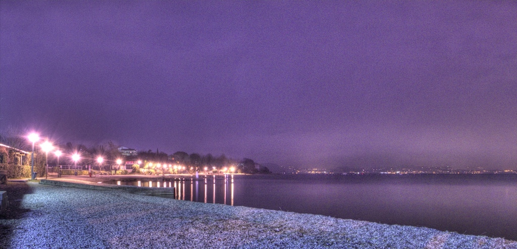 Notte profonda sul lago di garda...