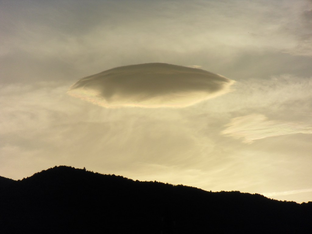 tramonto con nube lenticolare