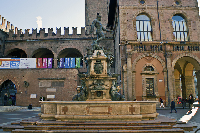 Fontana del Nettuno (Bologna) con il Mir-20