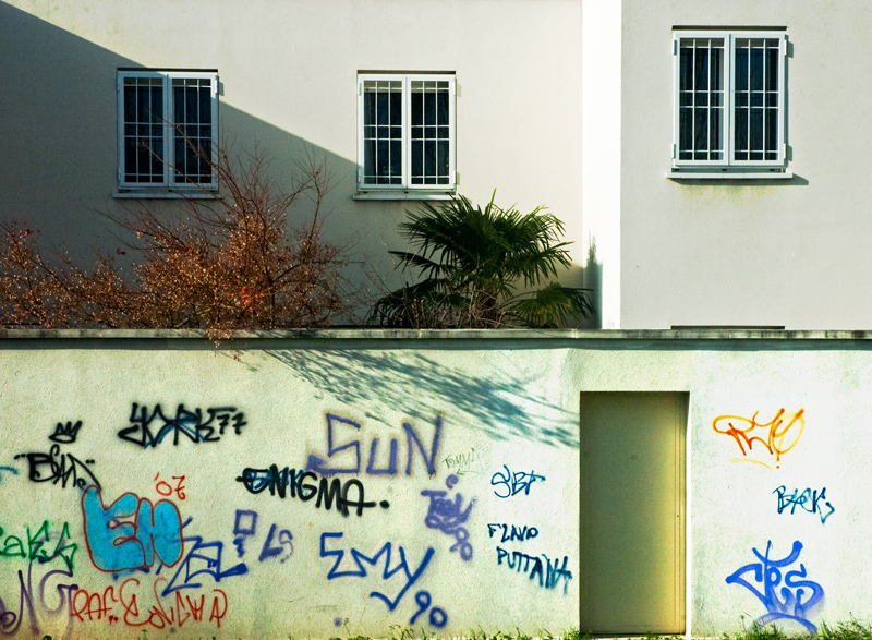 noi dentro, voi fuori