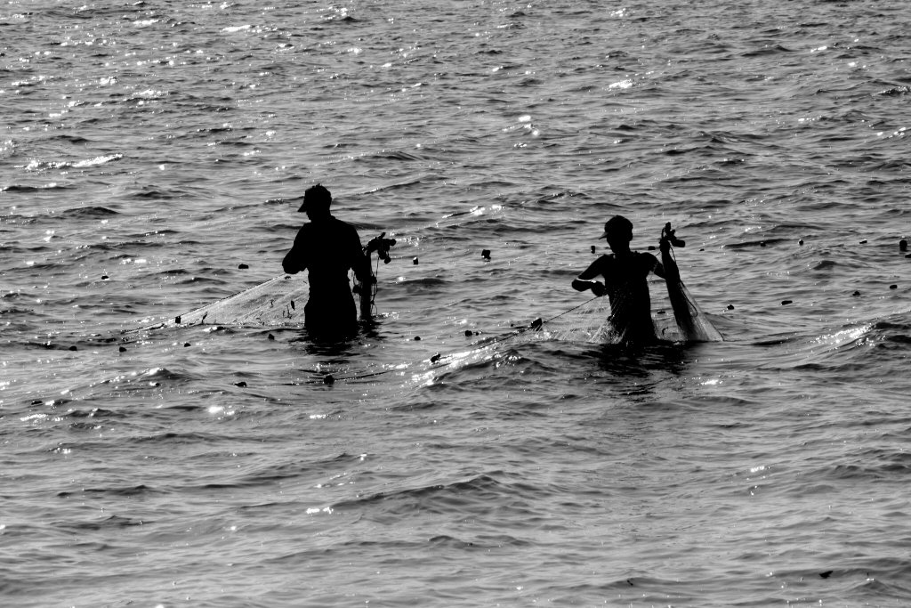 Pescatori in controluce