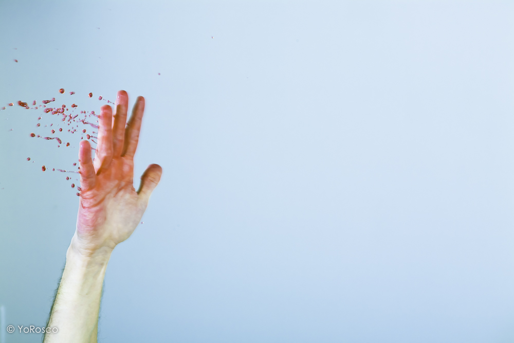 una mano e un p� di colore