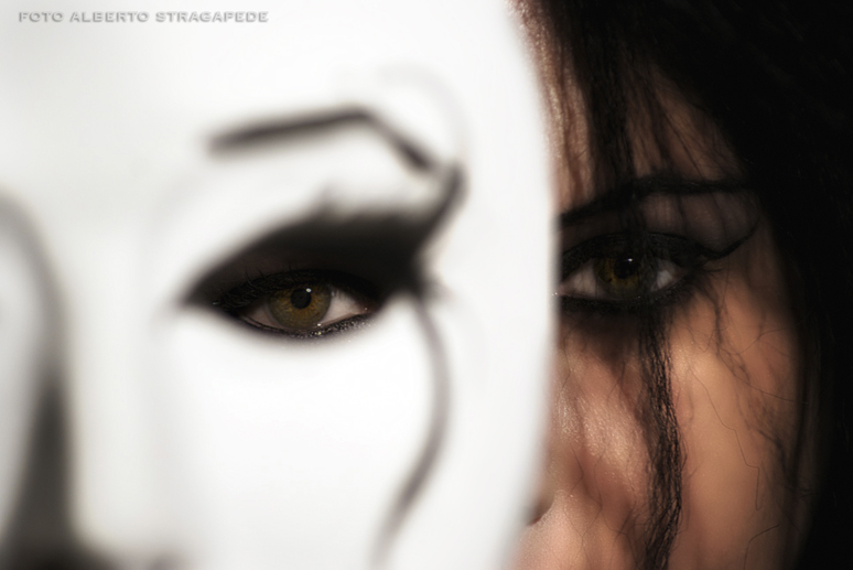 ognuno di noi porta una maschera