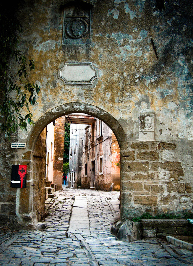 Un arco di pietra