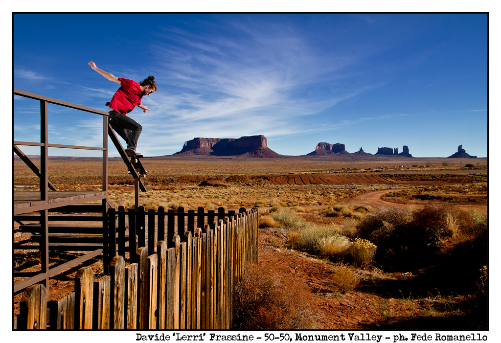 Skateboarding nella Monument Valley