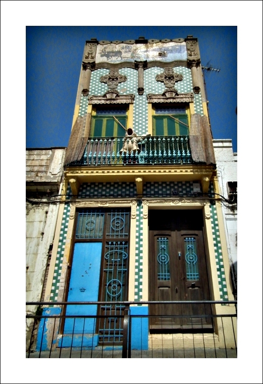 ...quel pupazzo del primo piano sempre fuori ad osservare gli altri !!!!