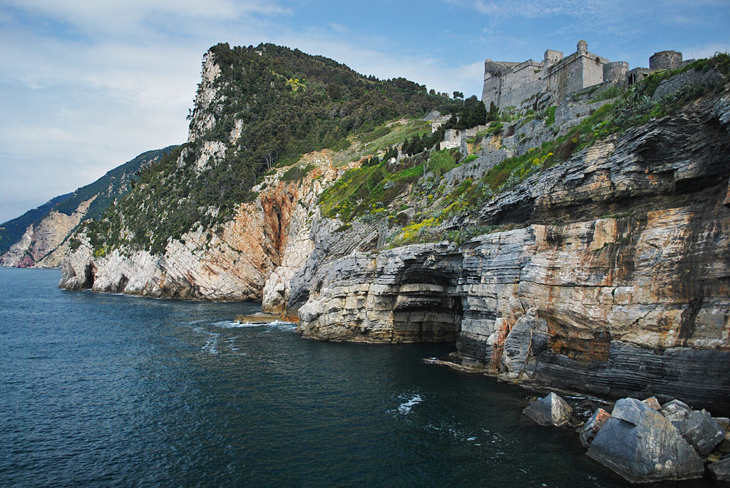 Grotta nella Cala dell'Arpaia