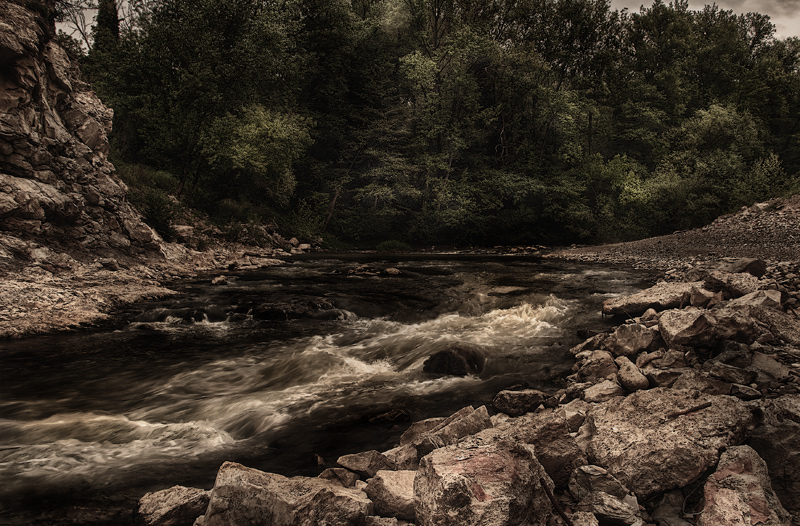 Toni intensi per un piccolo ruscello,