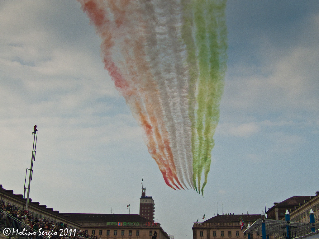 Frecce tricolore nel cielo di Torino