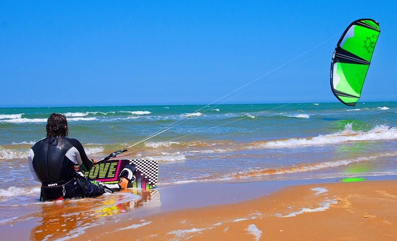 io e la mia vela in riva al mare