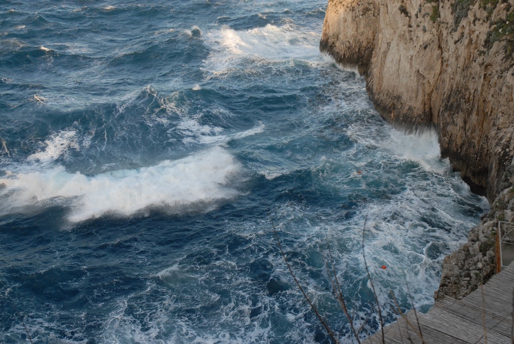 Mareggiata alla grotta azzurra di Capri.