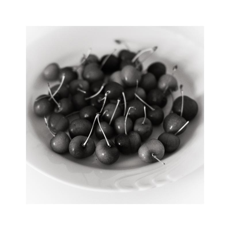 ciliegie in piatto bianco