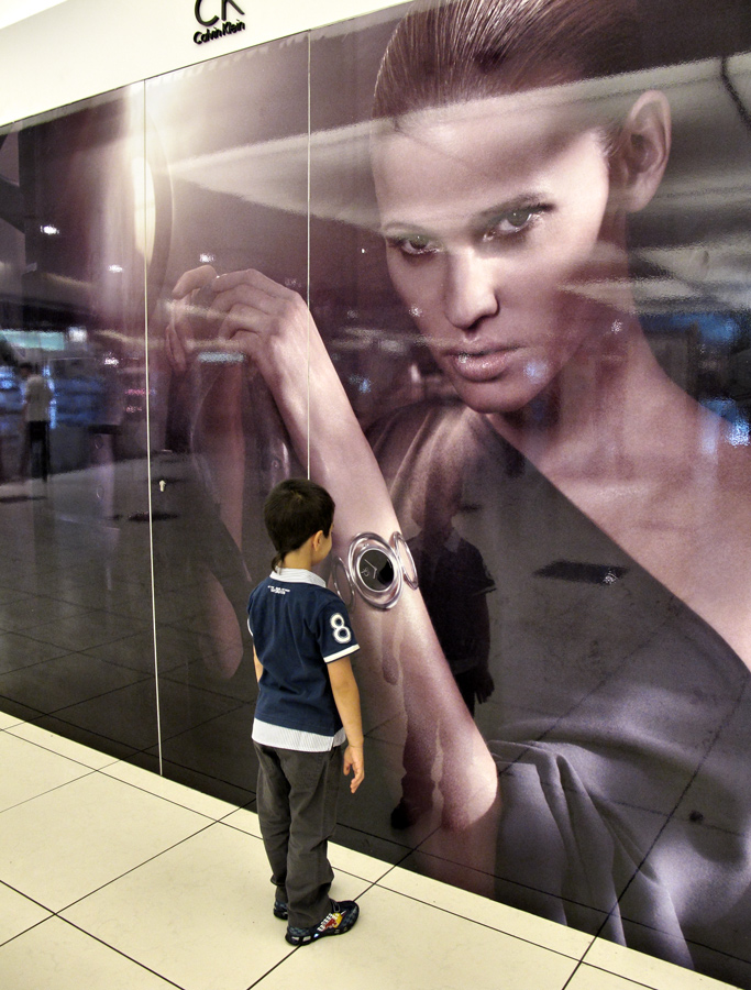 Scusi...mi dice l'ora per cortesia?