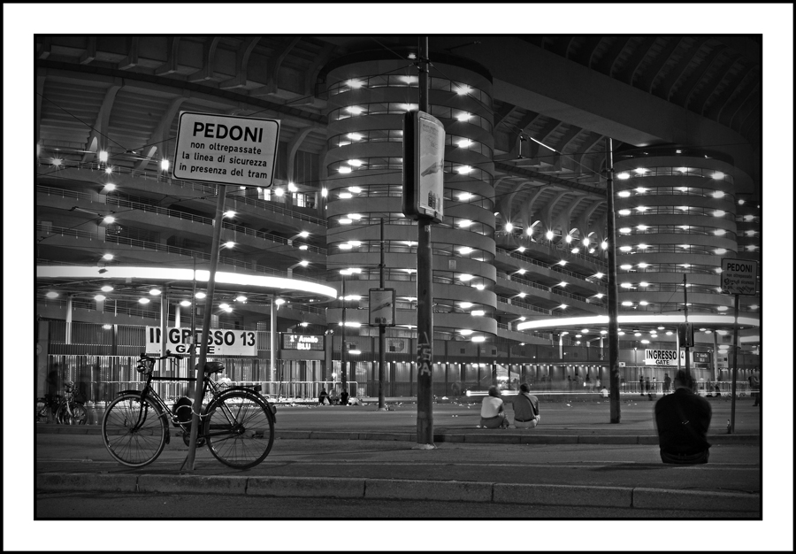 Pedoni da una Parte...Biciclette dall'Altra