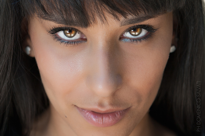 Ritratto di giovane donna in un bosco