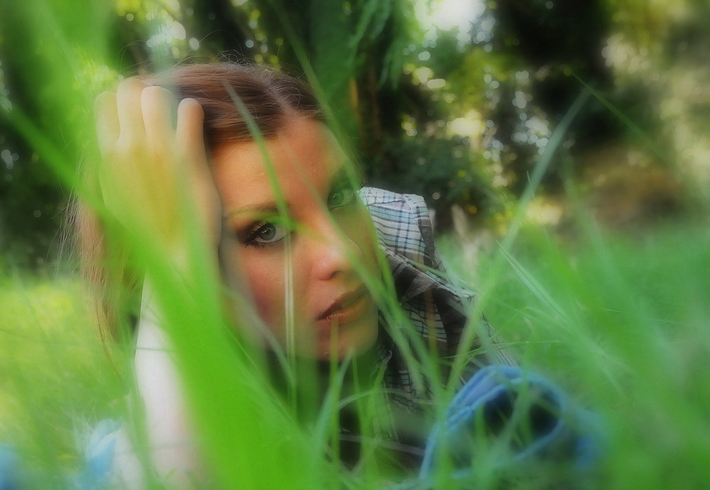 NASCOSTA DIETRO I FILI D'ERBA