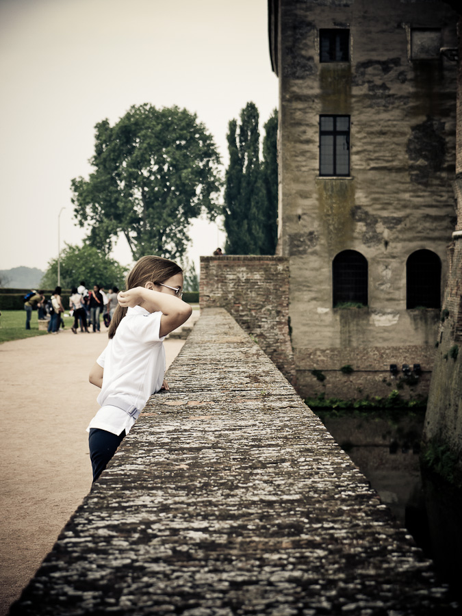 tirando le pietre nel fossato ...